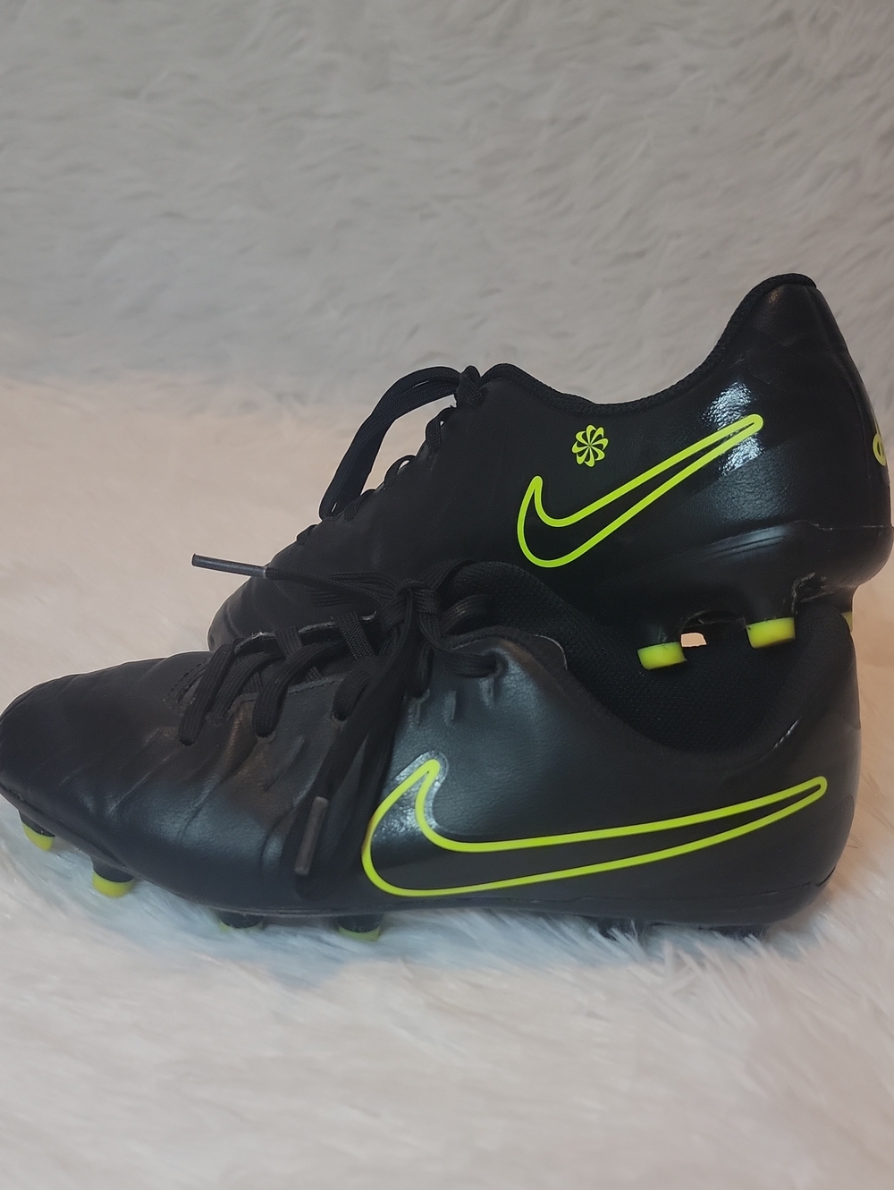 Nike Boy’s Black Soccer Cleats with Neon Yellow Swoosh. Size 4Y